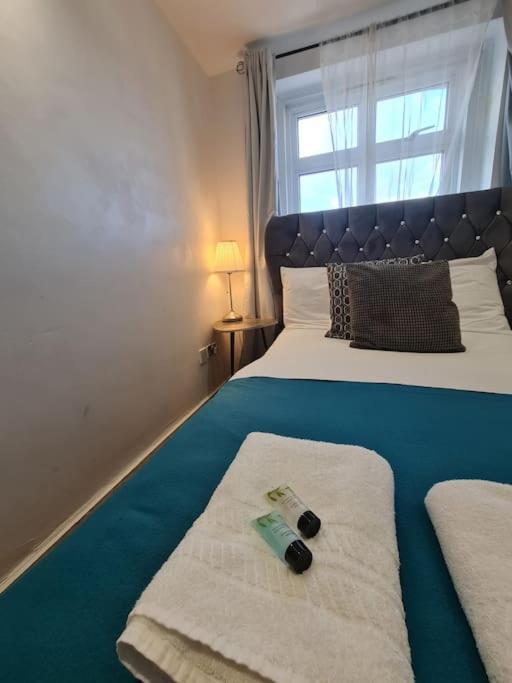 Elegant 2 Bed, 2 Bath Apartment London