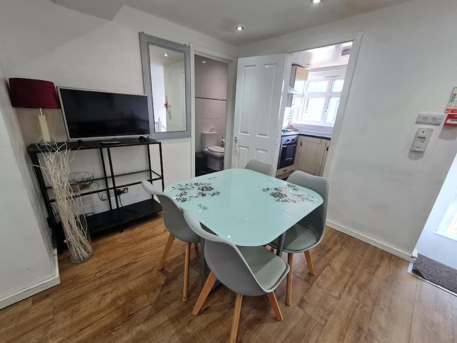 Elegant 2 Bed, 2 Bath London