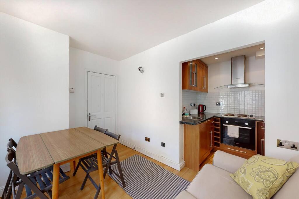 Cosy 2 Bedroom Garden Flat In West Kensington Londen