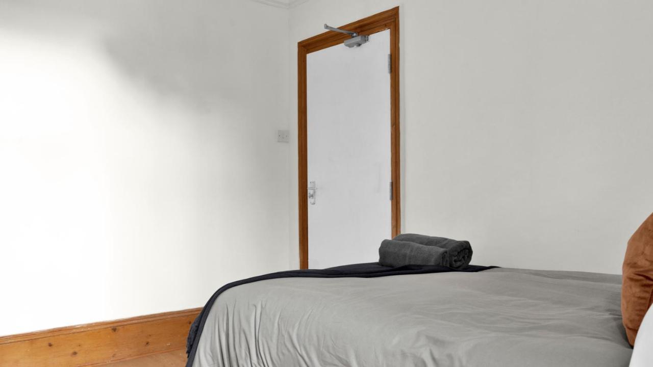 Сasa de vacaciones Livestay-4 Bed 2 Bath House With Private Garden