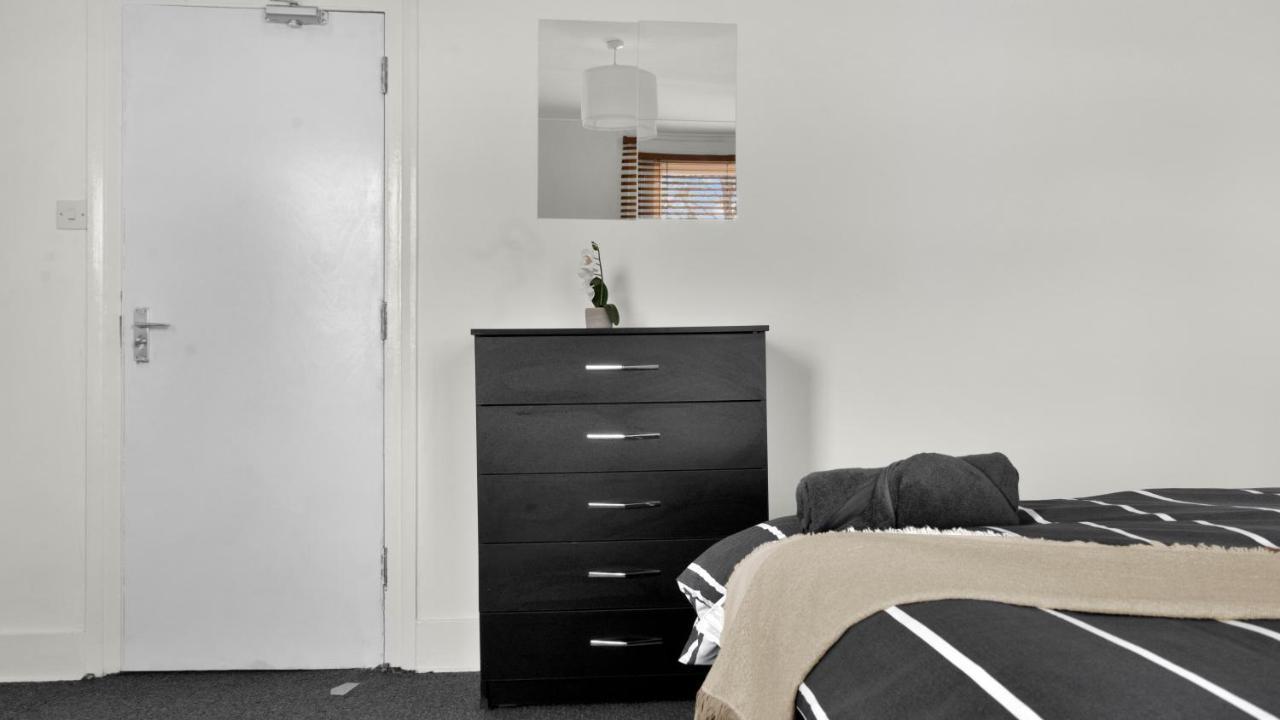 Сasa de vacaciones Livestay-4 Bed 2 Bath House With Private Garden Londres
