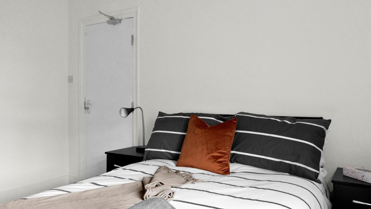 Сasa de vacaciones Livestay-4 Bed 2 Bath House With Private Garden