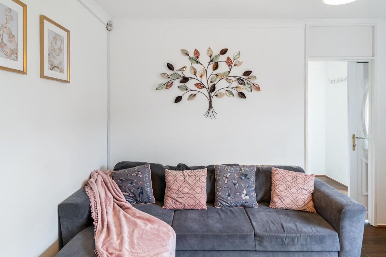 Dwellers Delight Living Ltd Serviced Accommodation, Chigwell, 3 Bedroom House, Upto 7 Guests, Free Wifi & Parking *