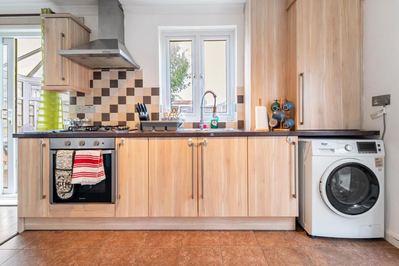 Dwellers Delight Living Ltd Serviced Accommodation, Chigwell, 3 Bedroom House, Upto 7 Guests, Free Wifi & Parking Ferienhaus