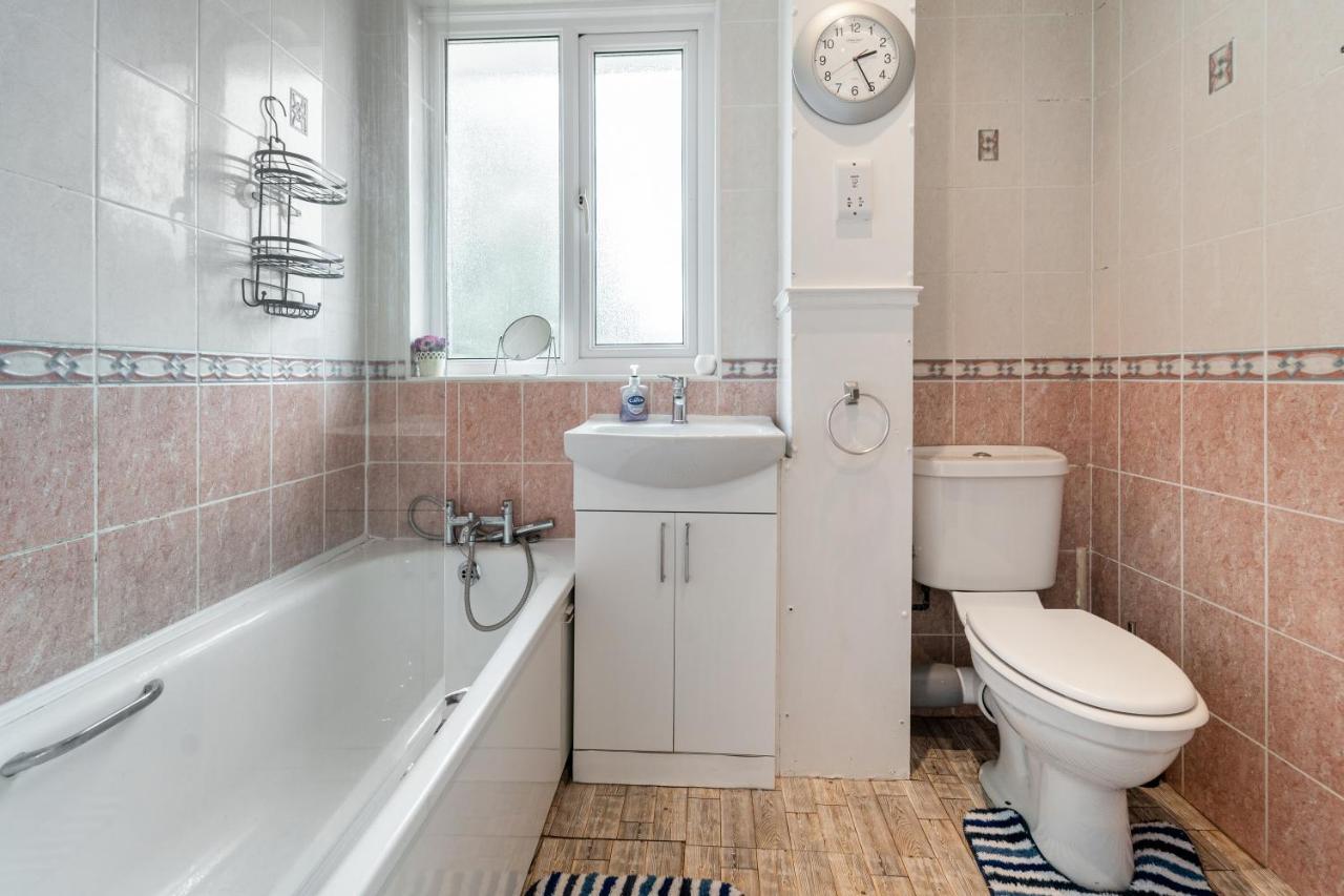 Ferienhaus Dwellers Delight Living Ltd Serviced Accommodation, Chigwell, 3 Bedroom House, Upto 7 Guests, Free Wifi & Parking