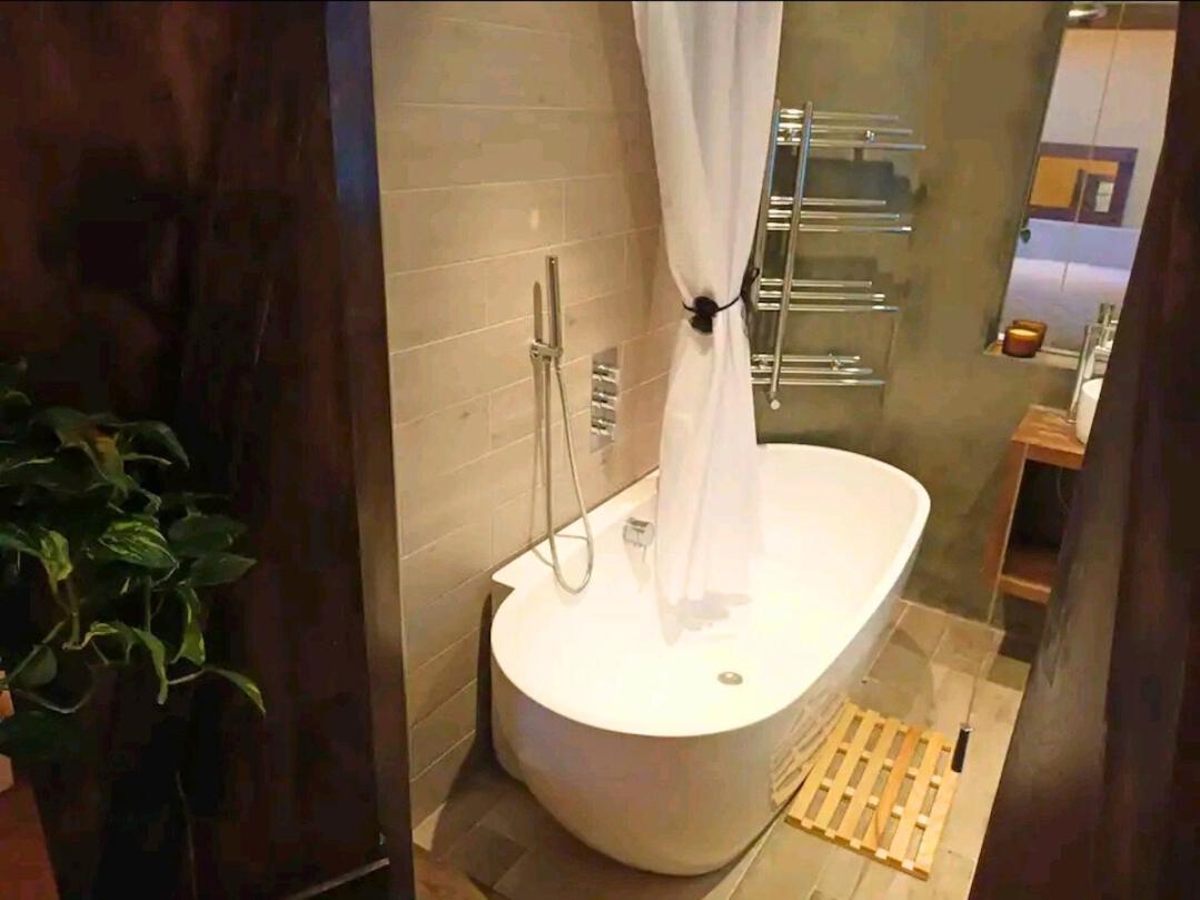 Gasthuis With Luxury Private Bathroom & Independent Entrance Near Tube Londen