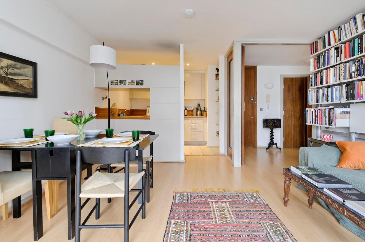 Appartement Large One Bedroom Flat With Balcony Close To The By Underthedoormat Londen