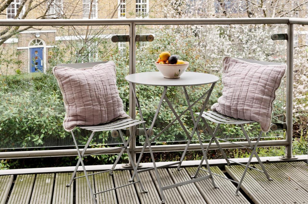 Appartement Large One Bedroom Flat With Balcony Close To The By Underthedoormat Londen