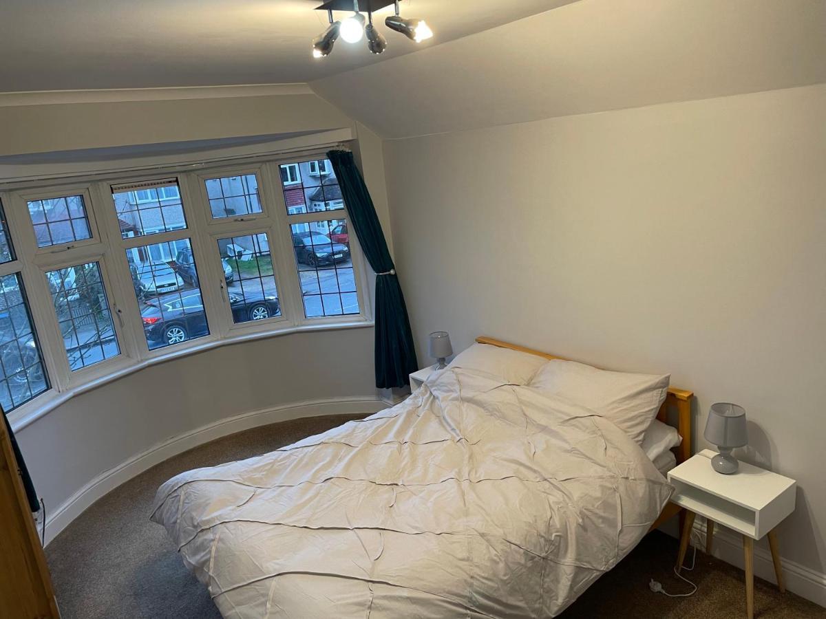 Apartment Double Bed Apartment: Steps From Platform Station *