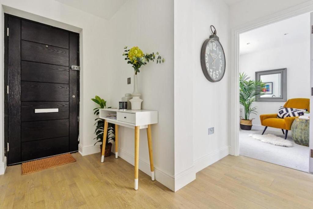 Amazing 3 Bed Interior Designed House With Garden - 114 The Hervey * Londen