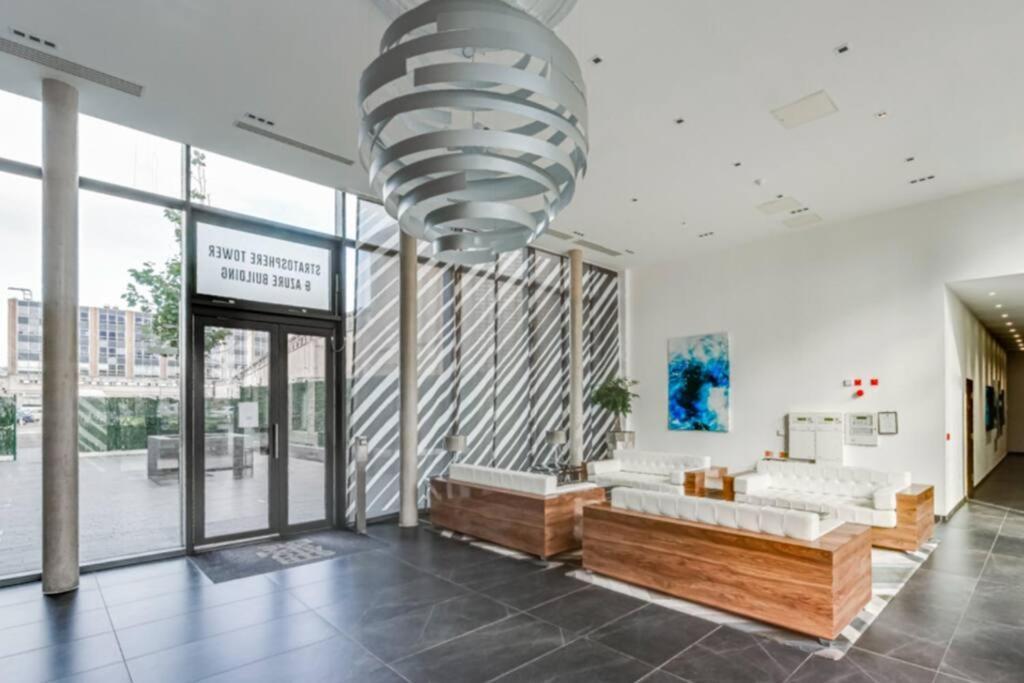 Modern 2 Bed Flat With Gym Apartment *