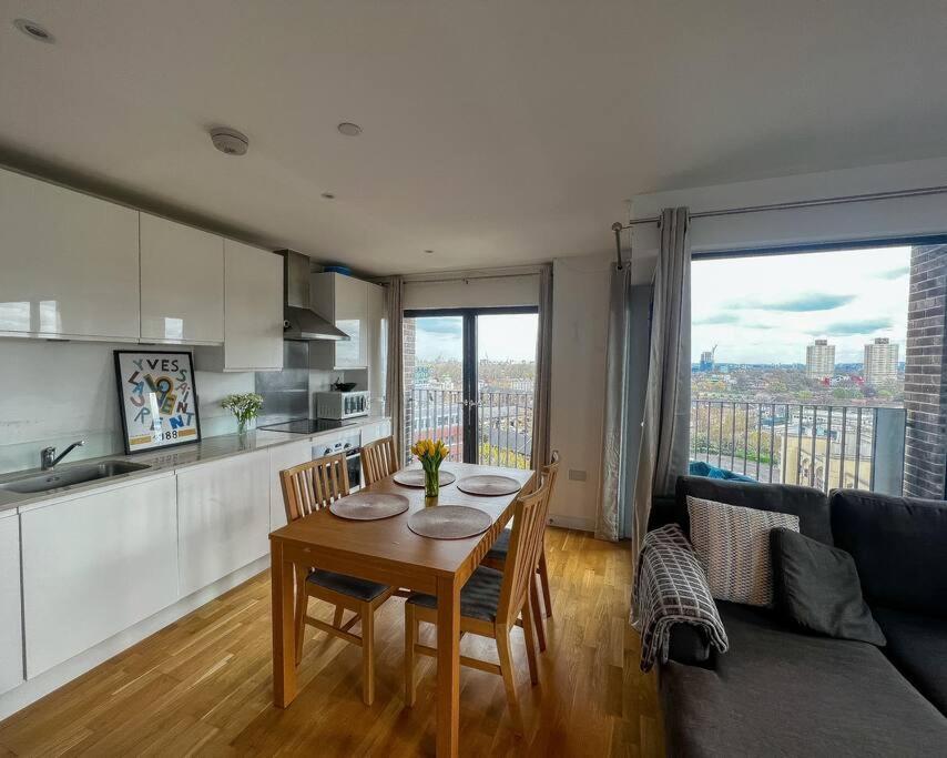 Modern 2 Bed Flat With Gym *