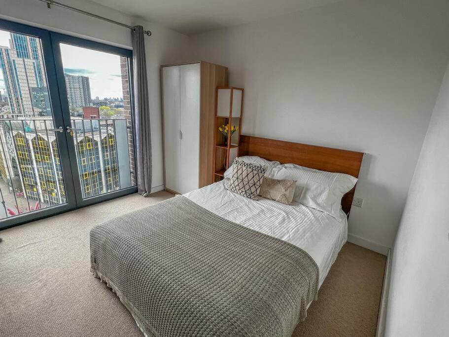 Apartment Modern 2 Bed Flat With Gym *