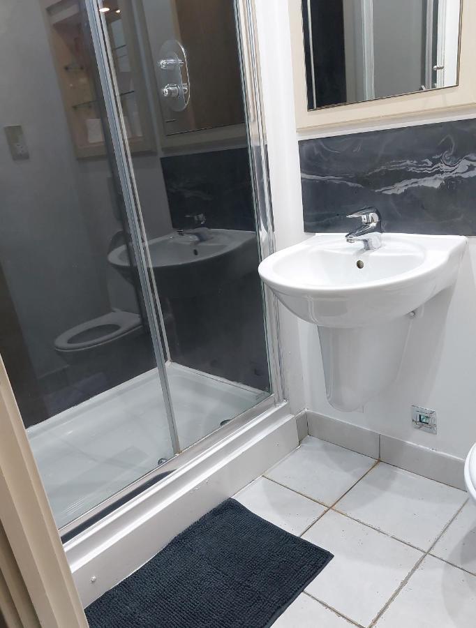2 Bed Waterfront Luxury Apartment, E14 London