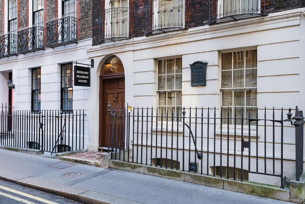 Arcore Premium Craven Street Apartment