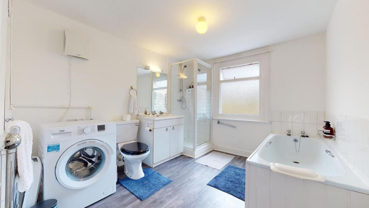 Cheerful 4 Bedroom Victorian House With Back Courtyard London