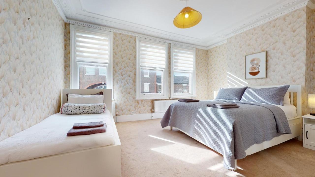 Holiday home Cheerful 4 Bedroom Victorian House With Back Courtyard *