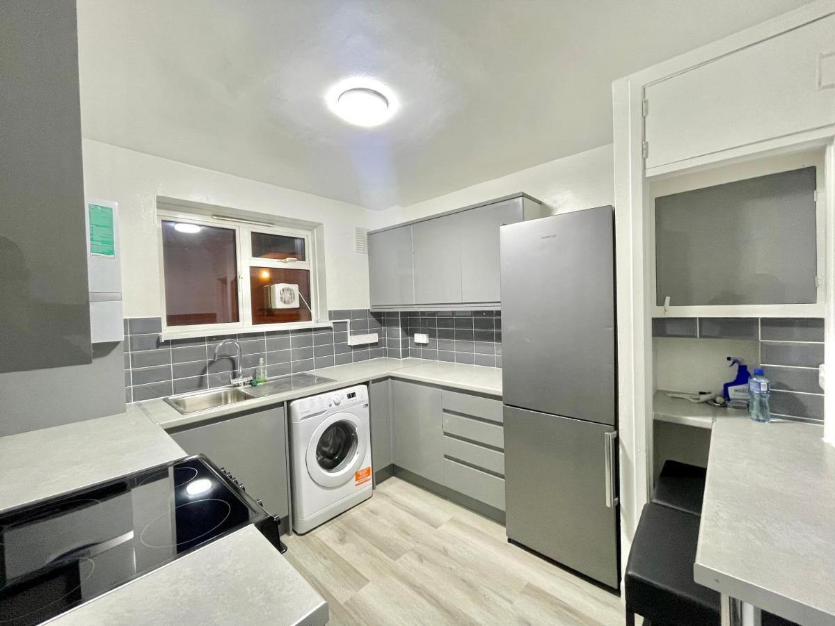 Fabulous 3 Bedroom Flat Sleeps 6 *