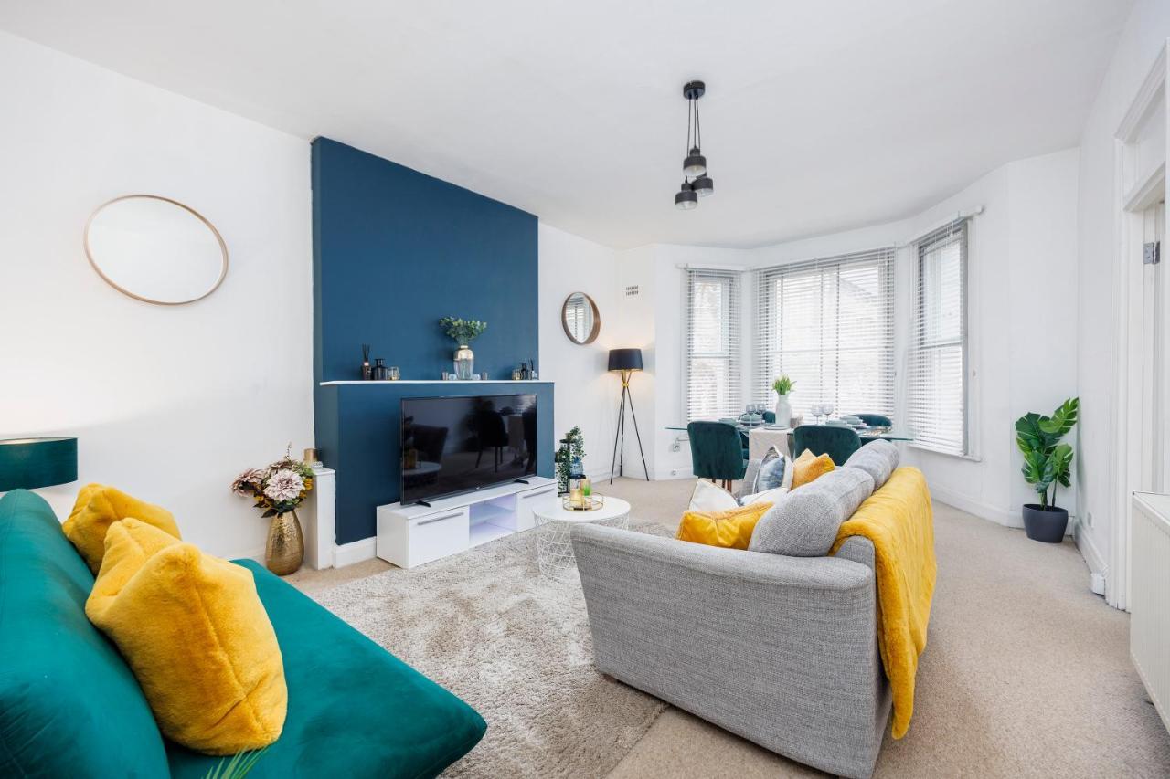 Stylish Opposite Westfields Apartment London