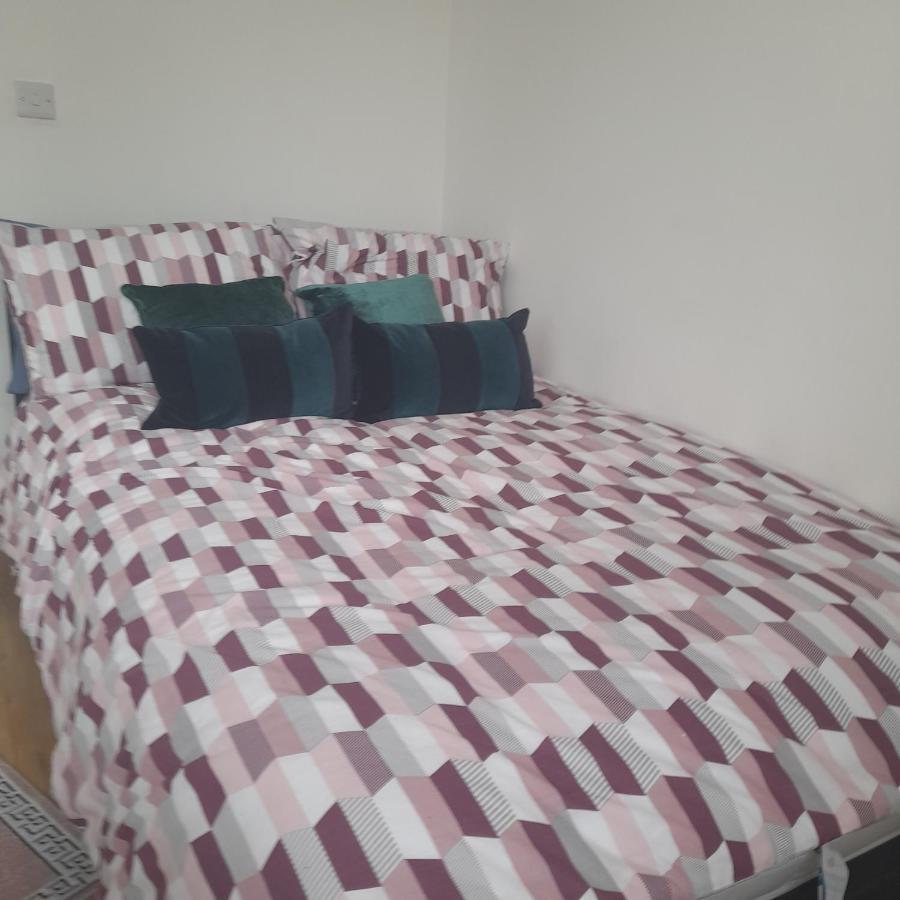 Privat overnatting Double With Shared Bathroom In Private Self-contained Flat Will Share With One Other Person In Family House 2 Minutes Walk From Tufnell Park Tube Station 15 Minutes Walk From Camden Town