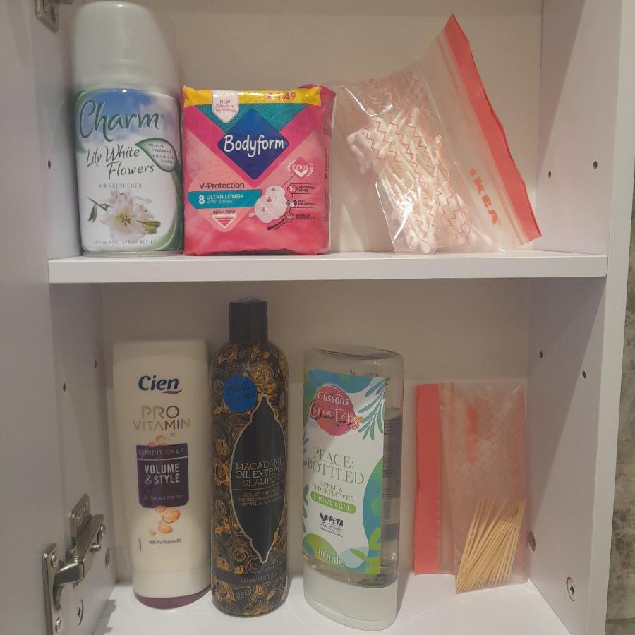 Privat overnatting Double With Shared Bathroom In Private Self-contained Flat Will Share With One Other Person In Family House 2 Minutes Walk From Tufnell Park Tube Station 15 Minutes Walk From Camden Town