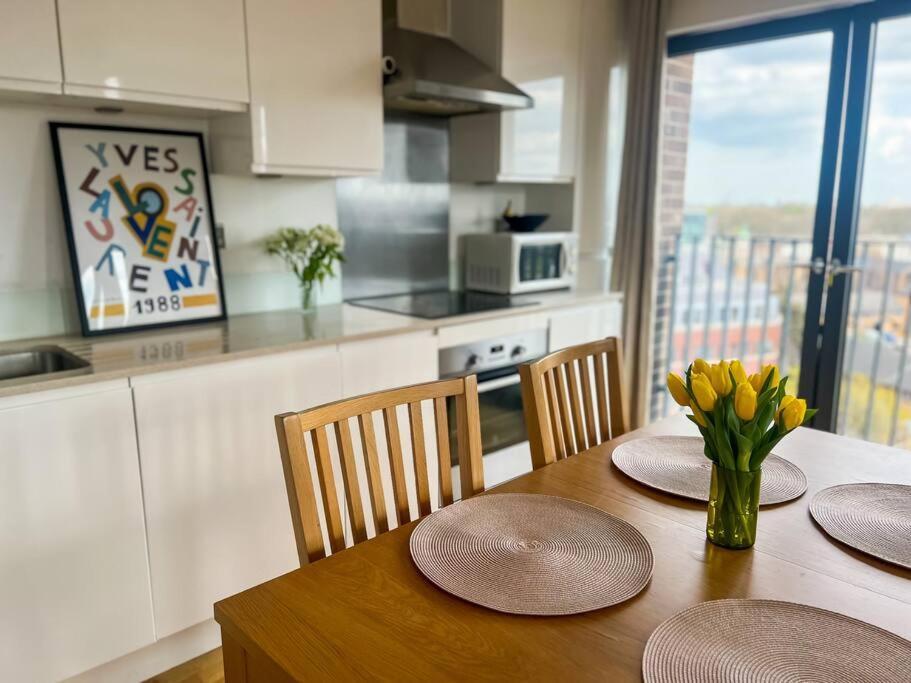 Modern 2 Bed Flat With Gym Apartment London