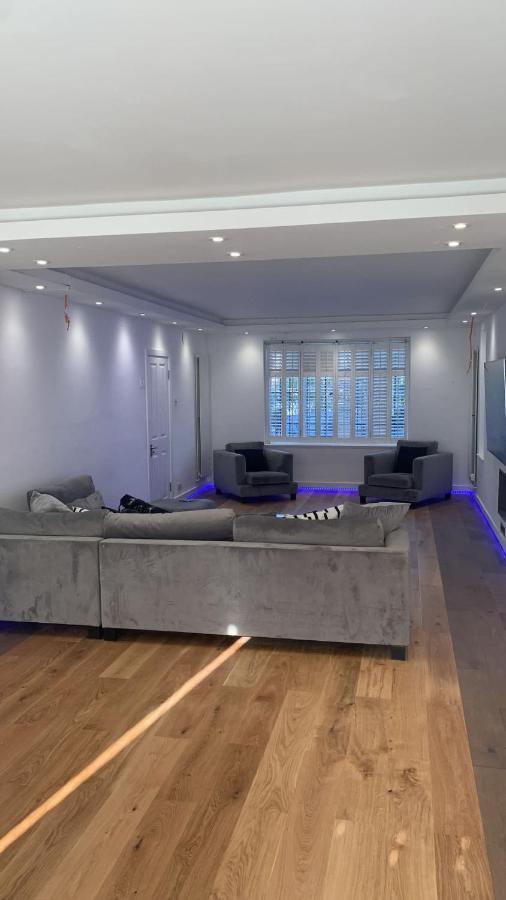 Great 5-bedroom House In Thornton Road Sleeps 14+ Vakantiehuis Londen