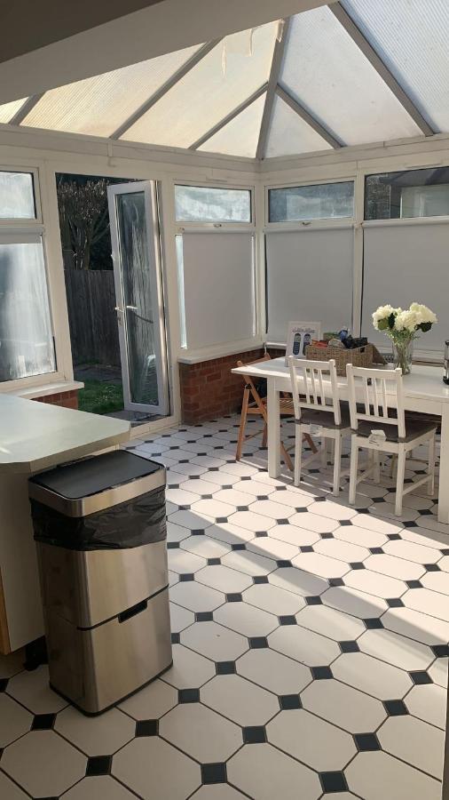 Great 5-bedroom House In Thornton Road Sleeps 14+ * Londen
