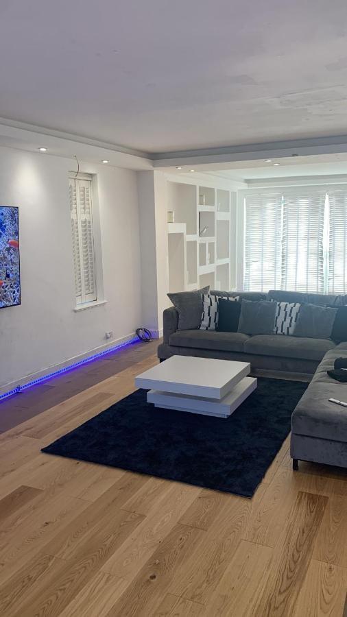 Great 5-bedroom House In Thornton Road Sleeps 14+ * Londen