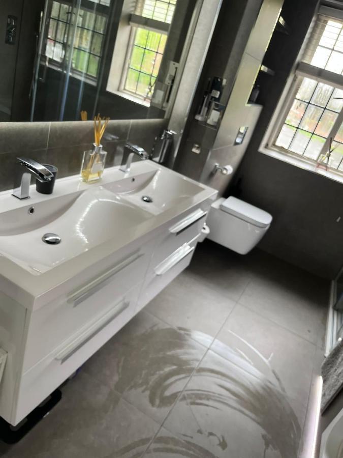 Great 5-bedroom House In Thornton Road Sleeps 14+ * Londen