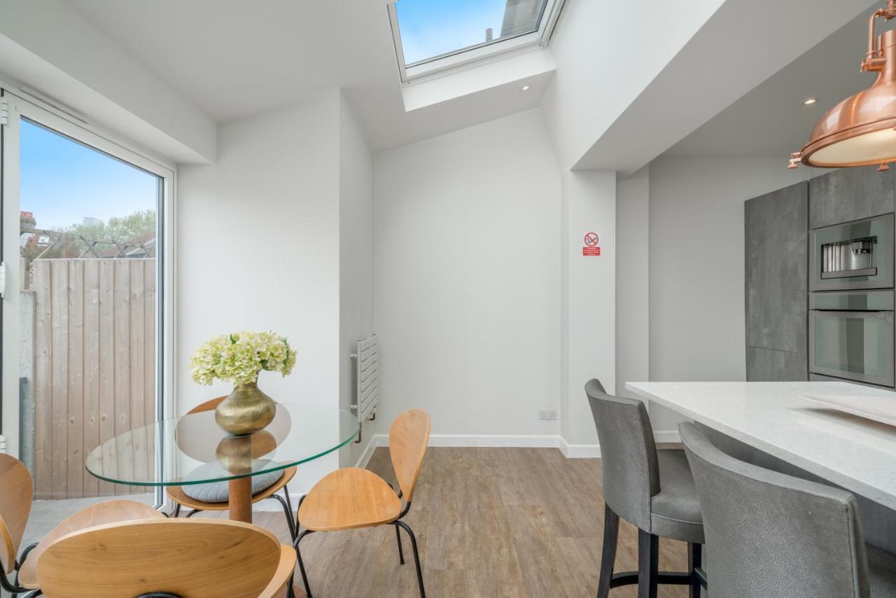 Elegant 3 Bedroom Retreat Minutes From Canary Wharf Londen