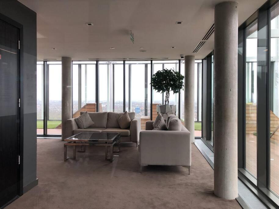 Modern 2 Bed Flat With Gym Apartment *