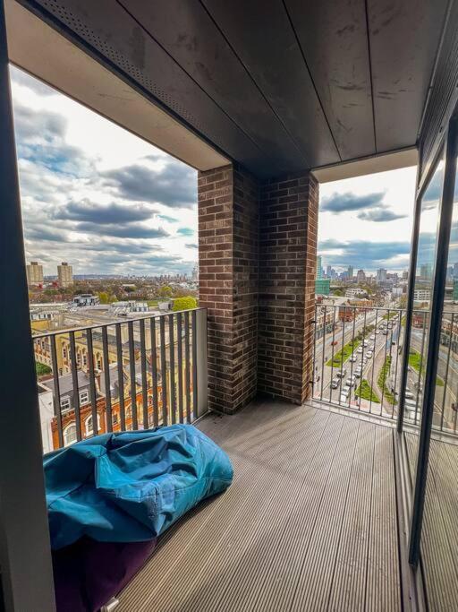 Modern 2 Bed Flat With Gym Apartment London