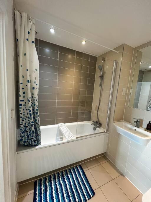 Modern 2 Bed Flat With Gym Apartment London
