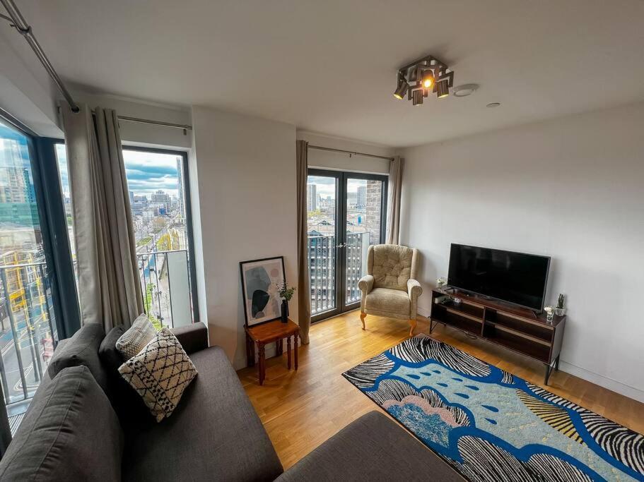 Modern 2 Bed Flat With Gym