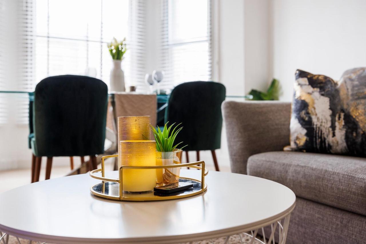 Apartment Stylish Opposite Westfields