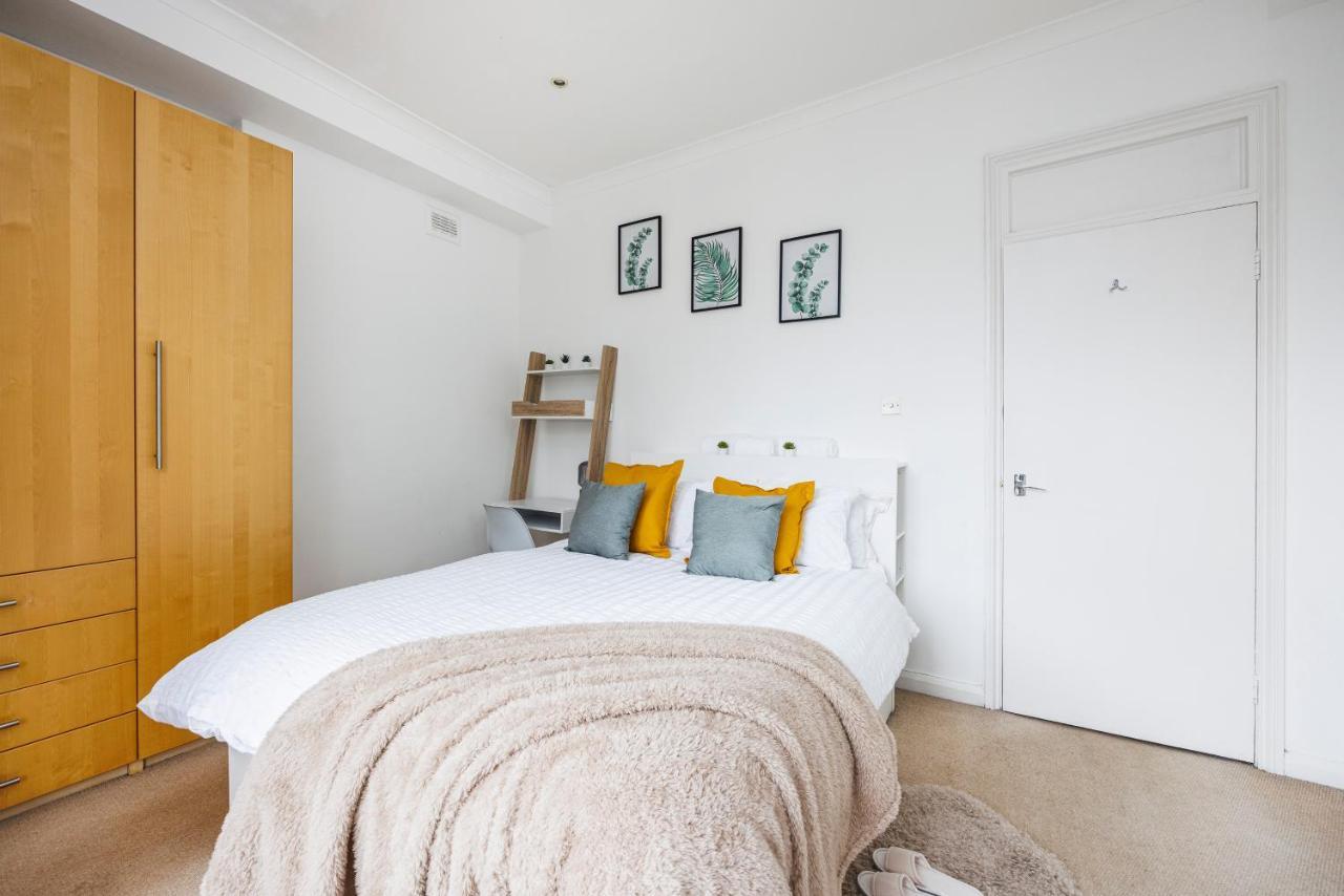 Stylish Opposite Westfields Apartment London