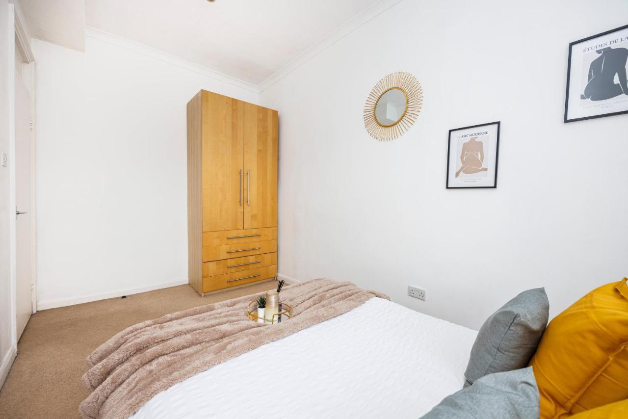 Stylish Opposite Westfields Apartment London