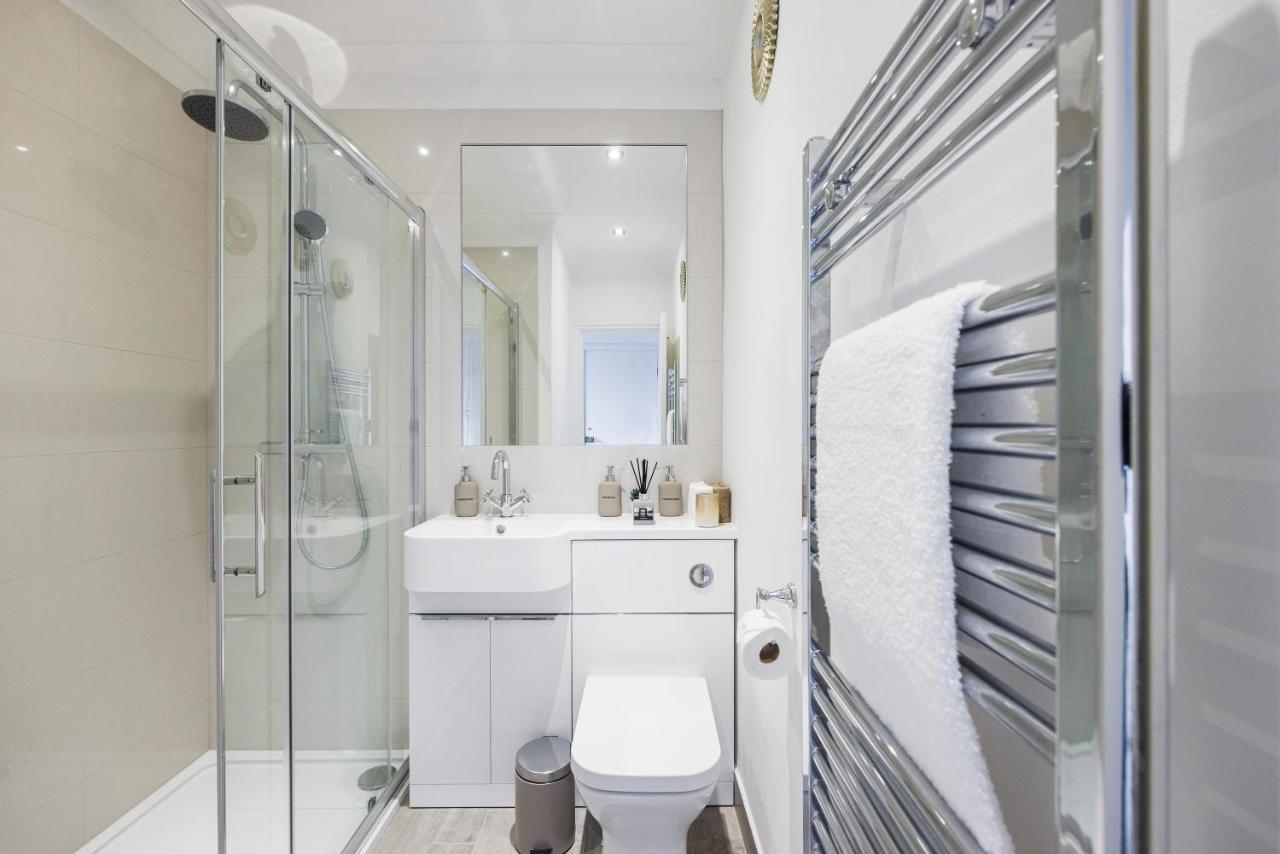 Stylish Opposite Westfields Apartment