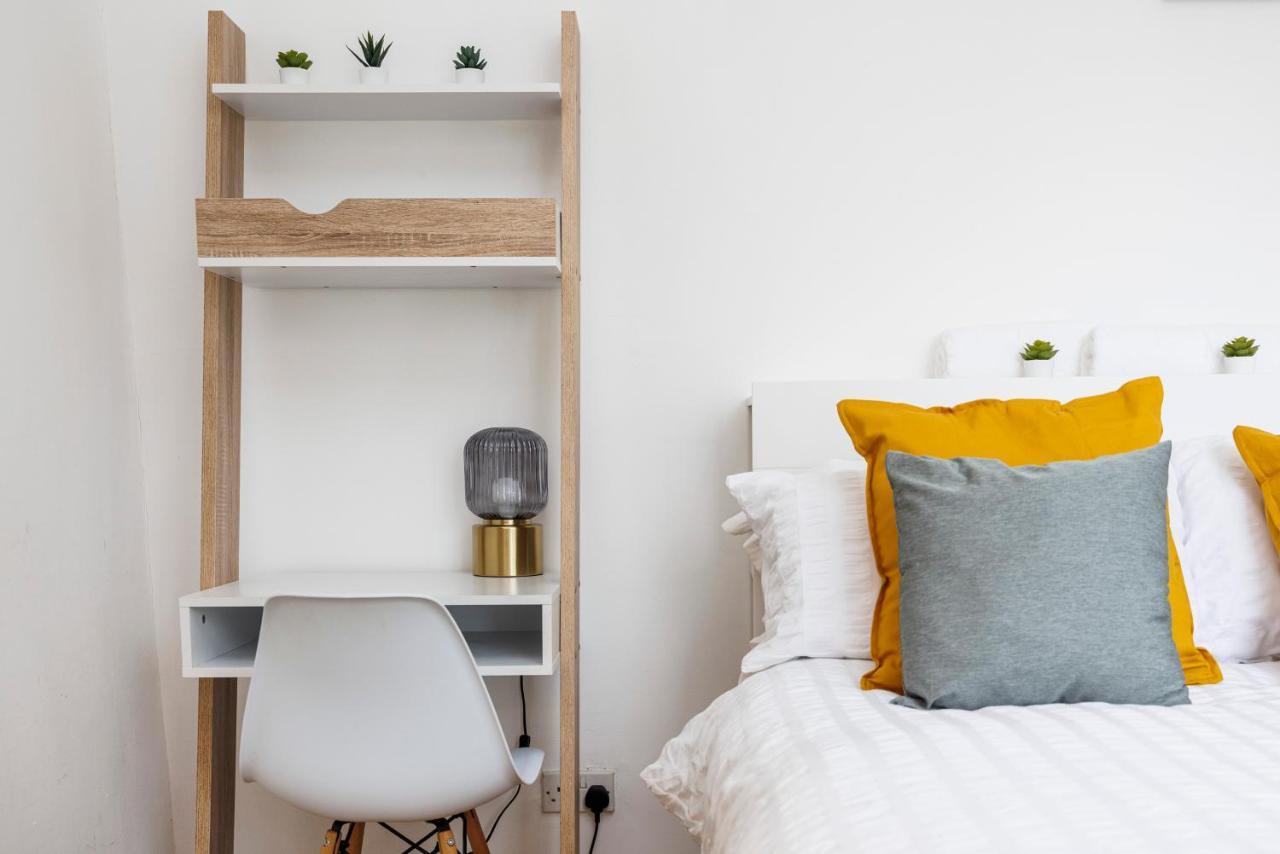 Stylish Opposite Westfields Apartment *