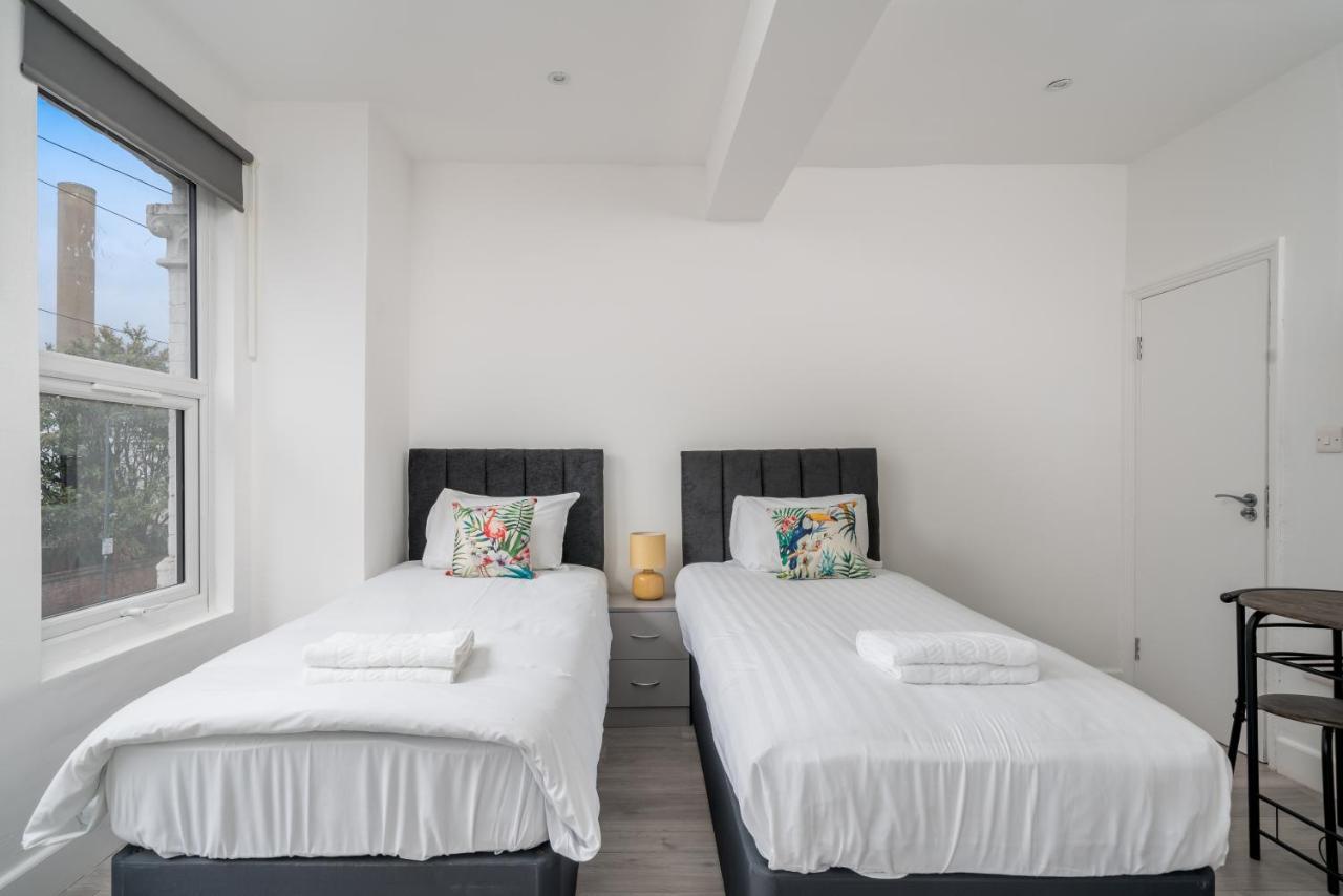 Apartment Selwyn Road London