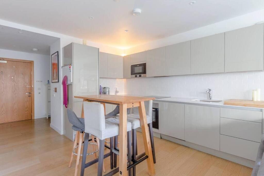 Superb 1 Bedroom 3mins From Tube Station Leilighet London