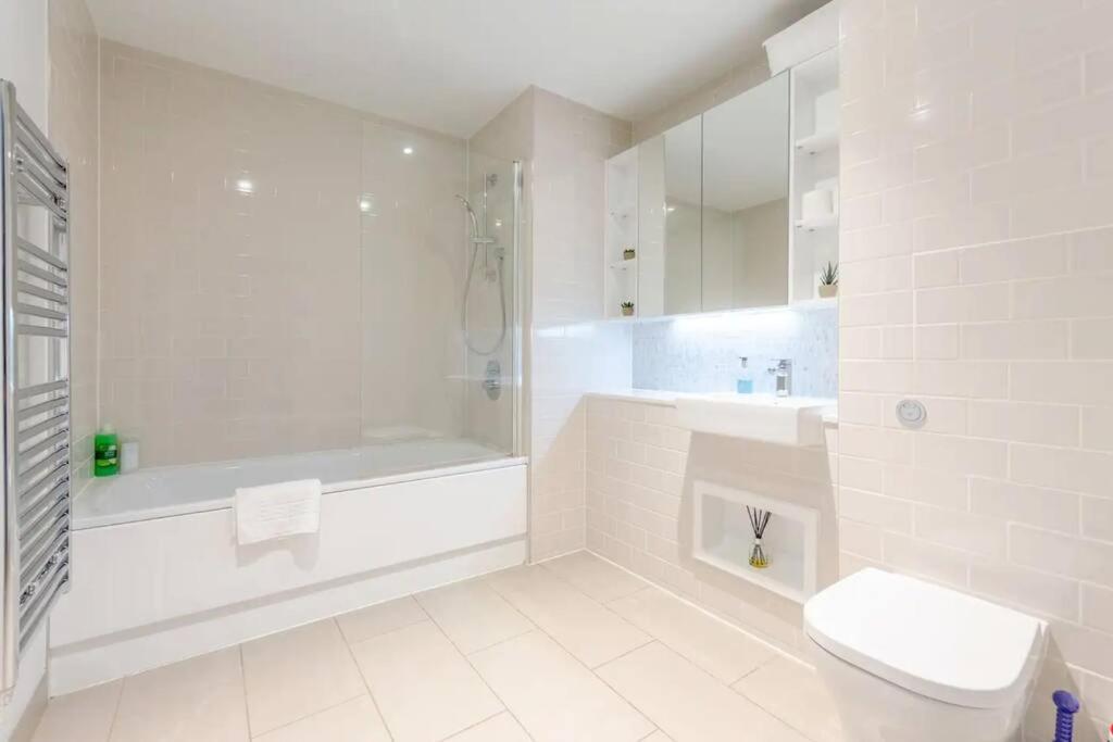 Superb 1 Bedroom 3mins From Tube Station Leilighet