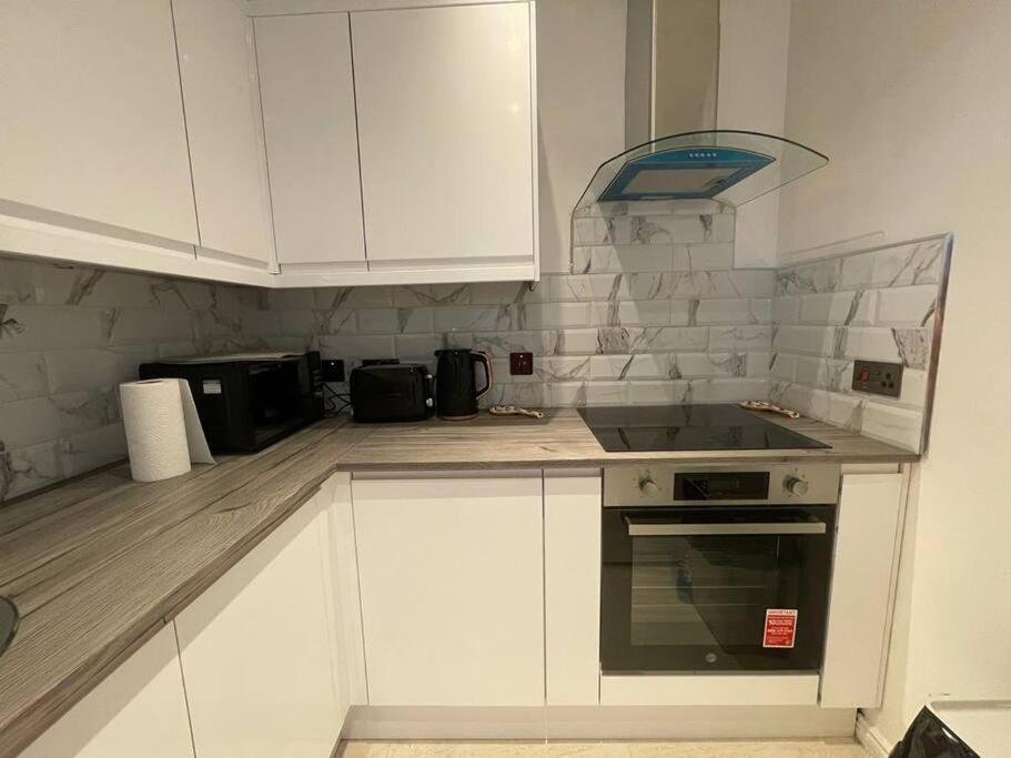 Beautiful 2 Bedroom Flat In London! Near Excel O2 Arena And Central! With Garden Apartamento