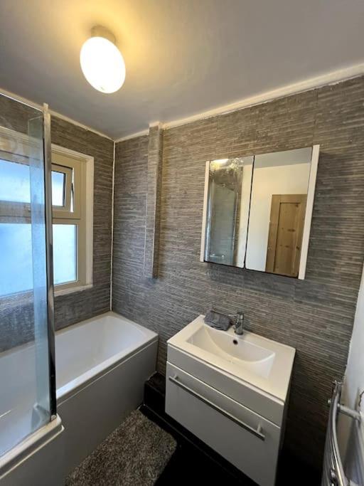 1 Bedroom Flat Garden In Clapham *