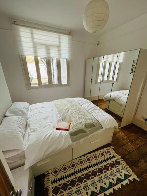 1 Bedroom Flat Garden In Clapham Apartment London