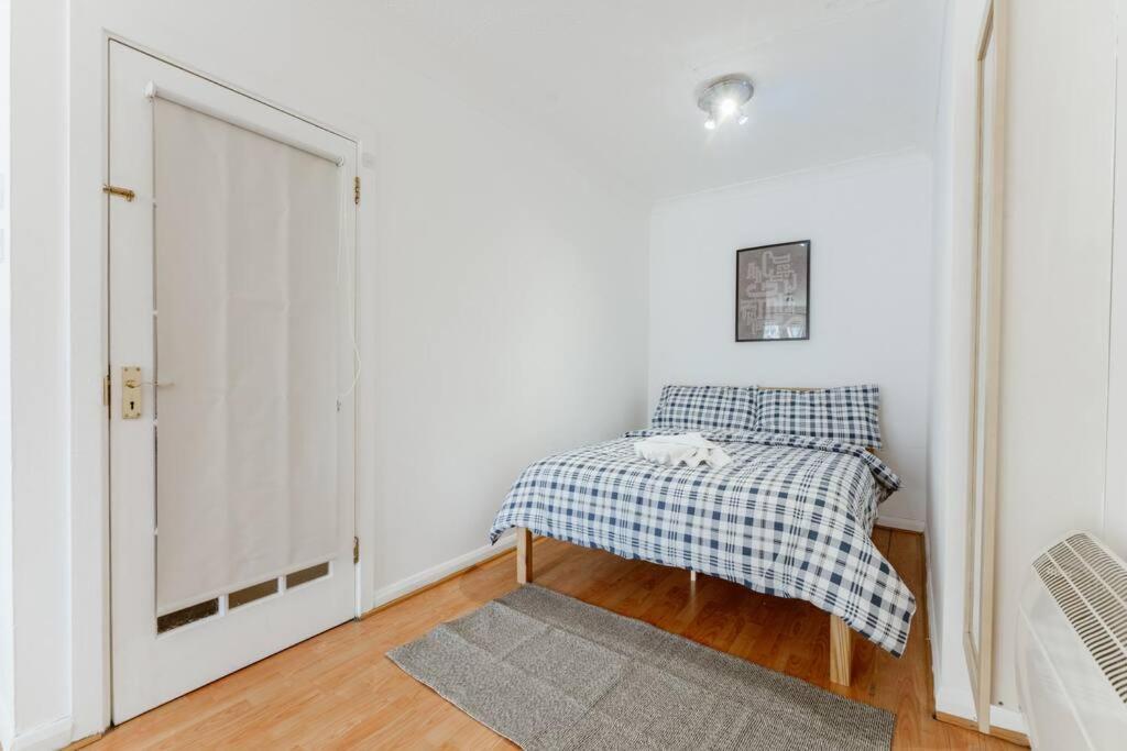 Apartment Up To 4 People, In A Share House Next To Bridge *