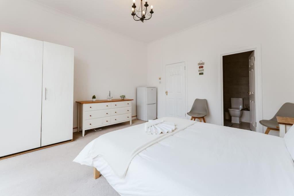 Leilighet Spacious Ensuite Near Tourist Attractions *