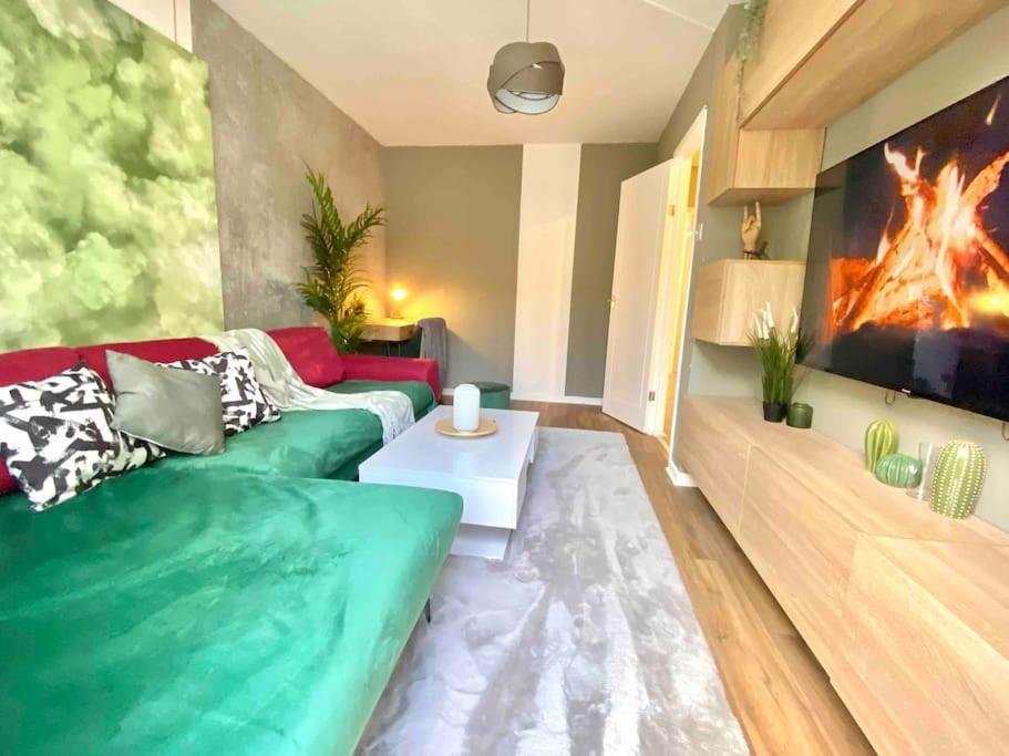 1bed W/ Hot Tub & Garden London