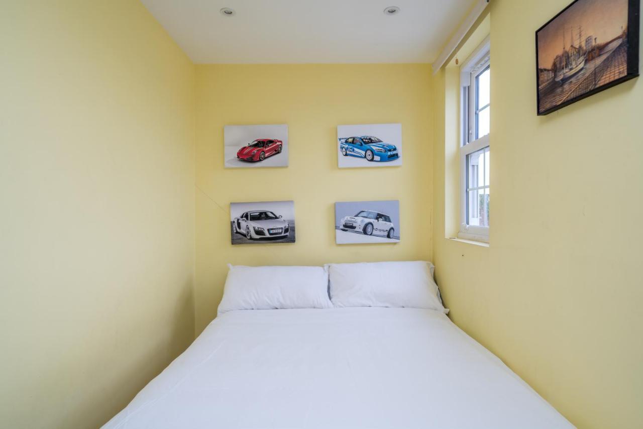 Elegant 3 Bedroom Retreat Minutes From Canary Wharf * Londen